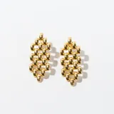 Par de aros colgantes dorados con diseño de eslabones entrelazados.