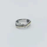 Anillo en plata 925 con detalles en oro, diseño moderno y minimalista.