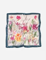 Pañuelo cuadrado de seda con estampado floral multicolor y borde azul petróleo con línea blanca.