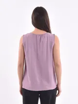 Blusa color verde oliva, sin mangas y con escote en V.