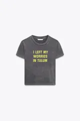 Camiseta color crema de algodón con efecto lavado, corte regular, cuello redondo, manga corta y texto marrón estampado en el frente con la frase 'Sun-Kissed in Maldives'.