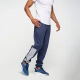 Pantalón de jogging azul marino con paneles laterales en gris, cintura elástica con cordón ajustable y logo de Umbro bordado en la pierna izquierda.
