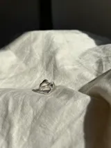 Anillo de plata 925 con diseño irregular y asimétrico.