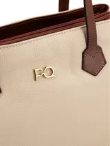 Cartera tipo tote confeccionada en cuero color crema, con asas de mano color marrón. Presenta logo metálico dorado en el frente, cierre central, división interna con cierre, bolsillo interior con cierre y bolsillo exterior con cierre. Forro textil.