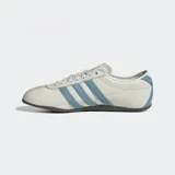 Championes Adidas Tokyo, reedición de un clásico de perfil bajo de 1964. Exterior de cuero liso y tela, interior de tela suave y suela de caucho para mayor tracción.