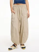 Pantalón balloon color beige, con cintura elástica y bolsillos delanteros.