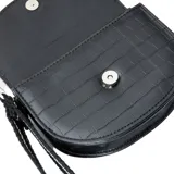 Billetera negra de diseño elegante, con textura tipo cocodrilo y correa ajustable.