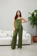 Conjunto de pantalón palazzo y musculosa lencera color verde oliva. El pantalón es de corte recto con elástico en la cintura y la musculosa tiene tirantes finos y escote con caída.