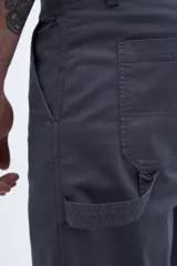 Pantalón de gabardina gris, corte recto, estilo carpintero con bolsillos laterales y detalle en la parte trasera.