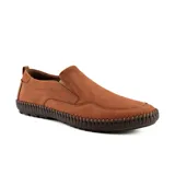 Zapato casual marrón de cuero, tipo mocasín, con elásticos laterales y pespuntes decorativos.