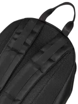 Mochila unisex Cat Gobi Light negra, con logo blanco en el frente y detalles en amarillo. Cuenta con un compartimento principal con cremallera, un bolsillo interior acolchado para el portátil, trabillas frontales para sujetar accesorios y bolsillos laterales planos.