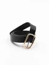 Cinto negro con textura símil cuero de cocodrilo y hebilla rectangular dorada.