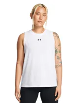 Musculosa deportiva Under Armour modelo Rival Muscle Tank, color blanco, con cuello redondo y sisas amplias. Presenta el logo de Under Armour en negro en el pecho.