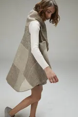 Chaleco circular de lana fina sin teñir, con terminación a mano en crochet y diseño exclusivo de Don Baez.