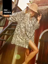 Vestido camisero de lino con estampado floral en tonos beige y marrón.