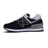 Championes urbanos New Balance modelo ML574EVB, color negro con detalles en gris y blanco, confeccionados en gamuza y malla, con logo "N" característico en los laterales y entresuela ENCAP.
