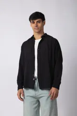 Camisa negra de lino con calce suelto y mangas largas.