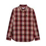 Camisa de manga larga a cuadros rojos, negros y beige, con cuello clásico, cierre con botones y bolsillo en el pecho con logo de la marca.