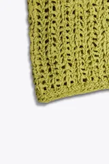 Top tejido color verde lima, de breteles finos y escote en pico.