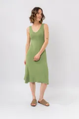 Vestido midi verde oliva de tejido acanalado, con escote en V y silueta al cuerpo con caída fluida.