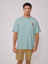 Remera celeste de algodón con estampado de un sol en el pecho.