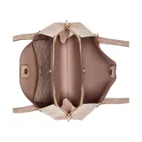 Cartera tote Guess modelo Sora, tamaño mediano, color rosa pálido con estampado del logo de la marca en blanco. Tiene doble asa de hombro, cierre lateral con cremallera y dije colgante con el logo de Guess.