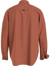 Camisa relajada color naranja, con cierre de botones y insignia de marca en la manga, de ajuste suelto y cómodo.