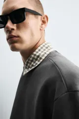 Sudadera gris oscuro de corte relaxed fit, con cuello redondo, manga larga y efecto lavado.