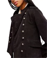 Chaqueta negra de estilo militar, corte cropped y cuello mao, con doble botonadura de botones metálicos plateados.