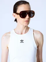 Musculosa blanca de algodón con logo de Adidas bordado en el pecho.