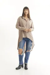 Camisa manga larga color borgoña, con cuello clásico, cierre frontal con botones y bajo irregular.