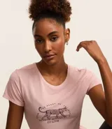 Remera deportiva rosada de microfibra con cuello redondo y mangas cortas. Estampado frontal con un jaguar y la frase "Need of Movement to Live".