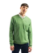 Sweater negro de punto con cuello en V, de calce regular.