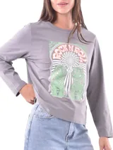 Remera color verde claro con estampado de flores blancas y hojas verdes en el frente.