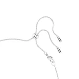 Gargantilla con baño de rodio, adornada con Swarovski Zirconia transparentes y perlas de cristal blancas colgantes. Cierre de bola deslizante para ajustar el largo.