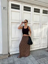 Pollera larga estampada con diseño de leopardo, corte fluido y cintura elástica.