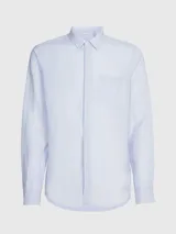Camisa celeste de lino y algodón, de corte regular, manga larga, cuello en punta, cierre de botones oculto y bolsillo de parche en el pecho con monograma de Calvin Klein en la misma gama de tonos.