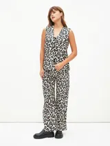 Chaleco sastre negro, sin mangas, con escote en V profundo y cierre frontal de botones. Presenta un bolsillo superior simulado en el lado izquierdo.