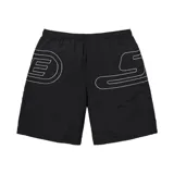 Short de baño negro con cintura elástica y cordón ajustable. Presenta logos grandes de Supreme delineados en blanco en ambas piernas.