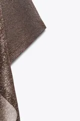 Capa marrón con hilo metalizado, escote amplio y bajo asimétrico.