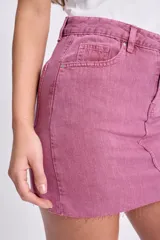 Minifalda de jean color rosa con efecto lavado, tiro alto y corte recto. Incluye cinturón de cuero negro con hebilla metálica.