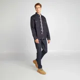 Sobrecamisa de mezclilla azul con corte clásico y dos bolsillos frontales.