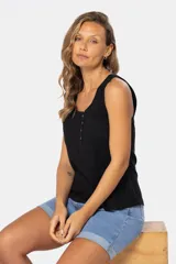 Musculosa negra lisa con botones y bolsillo en el pecho.