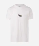 Remera blanca de algodón con cuello redondo y mangas cortas. Presenta un estampado estilo grafiti en la espalda con lettering en amarillo y rosa, y la ilustración de un perro con gorra y aerosol.