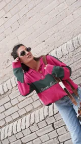 Sweater de hilo de algodón a rayas horizontales fucsia y verde, con cuello polo abotonado con botones de asta y bordado "Sierra Mora" en el pecho.