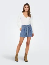 Short de jean celeste con cintura alta, corte holgado y cinturón de lazo.