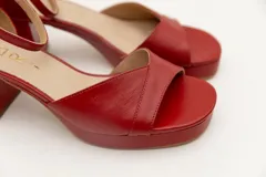 Sandalias rojas de cuero con plataforma y taco cuadrado.