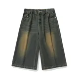 Bermuda de jean color gris oscuro con efecto desgastado, corte ancho, largo a la rodilla y cintura elástica.