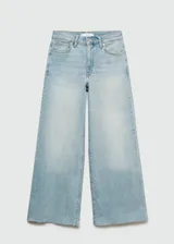 Pantalón de jean celeste de corte culotte, tiro medio, diseño crop y cinco bolsillos.