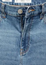 Pantalón de jean celeste de tiro alto, corte mom fit y largo al tobillo.
